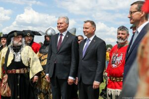 PREZYDENCI I PREMIERZY POLSKI I LITWY NA OBCHODACH ROCZNICY BITWY POD GRUNWALDEM 18 027 Andrzej Duda Grunwald 20200715 Gjb 7497