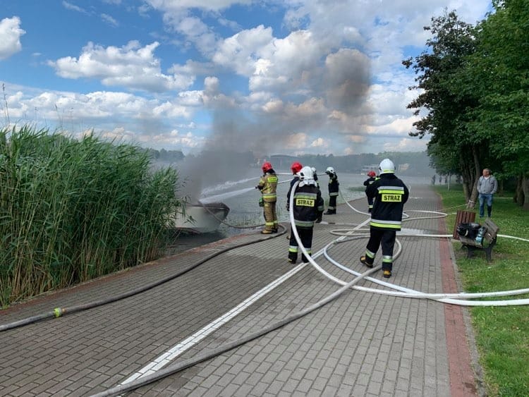 DRAMAT NA JEZIORZE DRWĘCKIM - PŁONĘŁY ŁÓDKI, RANNE DZIECI (VIDEO+FOTO) 10 106359853 980796352368890 3069844503005635246 N