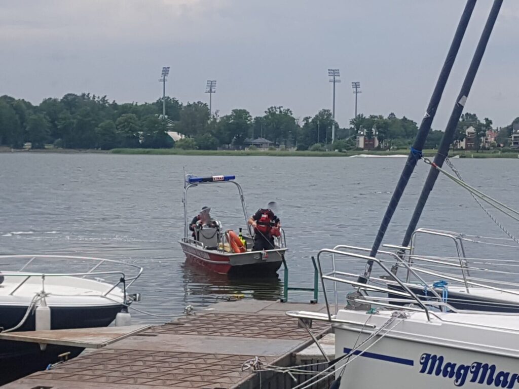 ZATONĘŁA JEDNA ZE SPALONYCH WCZORAJ ŁODZI. PLAMA PALIWA NA JEZIORZE DRWĘCKIM 13 106407735 715000405948743 3034118329919241581 n