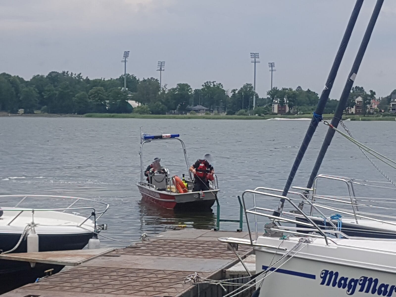 ZATONĘŁA JEDNA ZE SPALONYCH WCZORAJ ŁODZI. PLAMA PALIWA NA JEZIORZE DRWĘCKIM 1 106407735 715000405948743 3034118329919241581 N