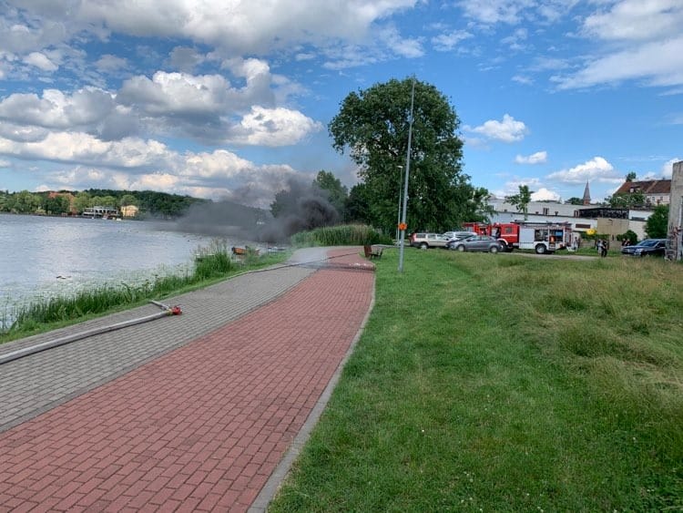 DRAMAT NA JEZIORZE DRWĘCKIM - PŁONĘŁY ŁÓDKI, RANNE DZIECI (VIDEO+FOTO) 17 106580488 265453524735578 7796976653210705529 N