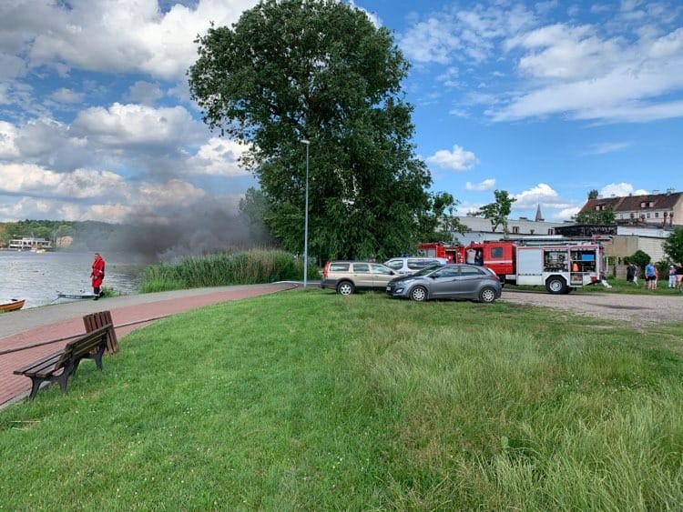 DRAMAT NA JEZIORZE DRWĘCKIM - PŁONĘŁY ŁÓDKI, RANNE DZIECI (VIDEO+FOTO) 18 106665787 614227015860018 5210260384613935324 N