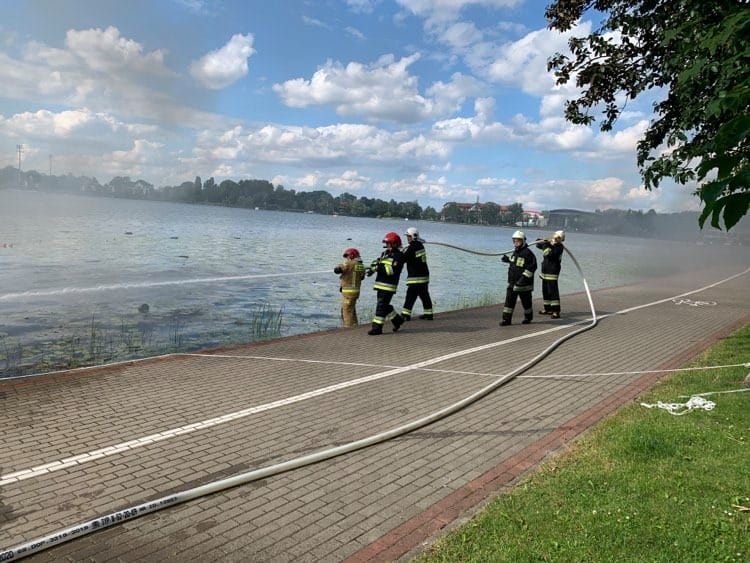 DRAMAT NA JEZIORZE DRWĘCKIM - PŁONĘŁY ŁÓDKI, RANNE DZIECI (VIDEO+FOTO) 11 106731039 199281541424891 1995696678852655292 N