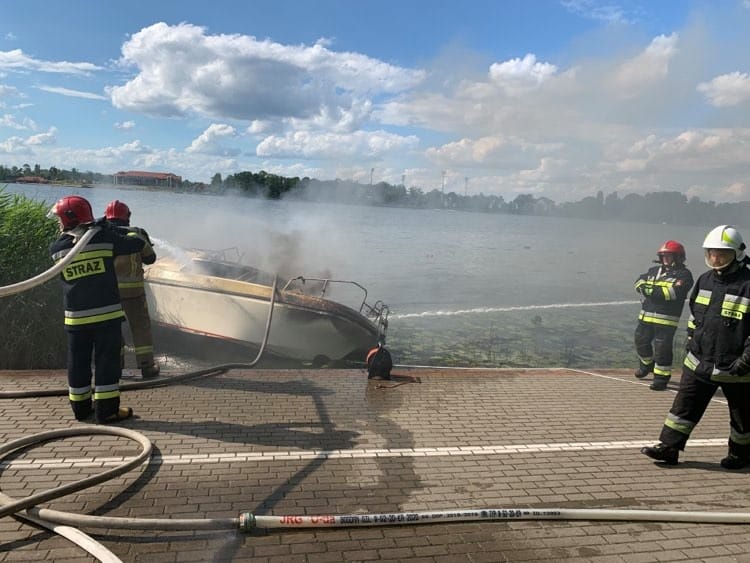 DRAMAT NA JEZIORZE DRWĘCKIM - PŁONĘŁY ŁÓDKI, RANNE DZIECI (VIDEO+FOTO) 2 106908107 886000381885017 7993192526764907611 N