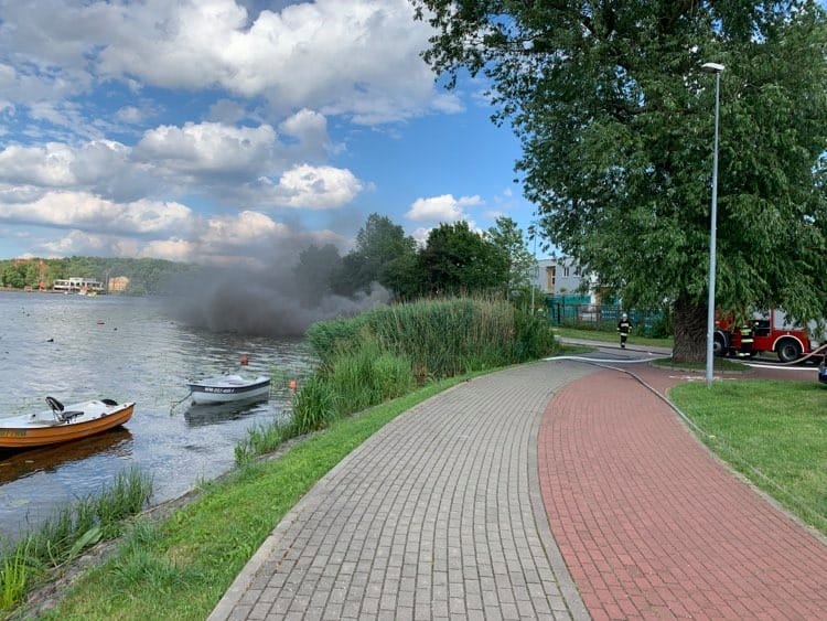 DRAMAT NA JEZIORZE DRWĘCKIM - PŁONĘŁY ŁÓDKI, RANNE DZIECI (VIDEO+FOTO) 6 106913382 728132957947099 1263089477686947952 N