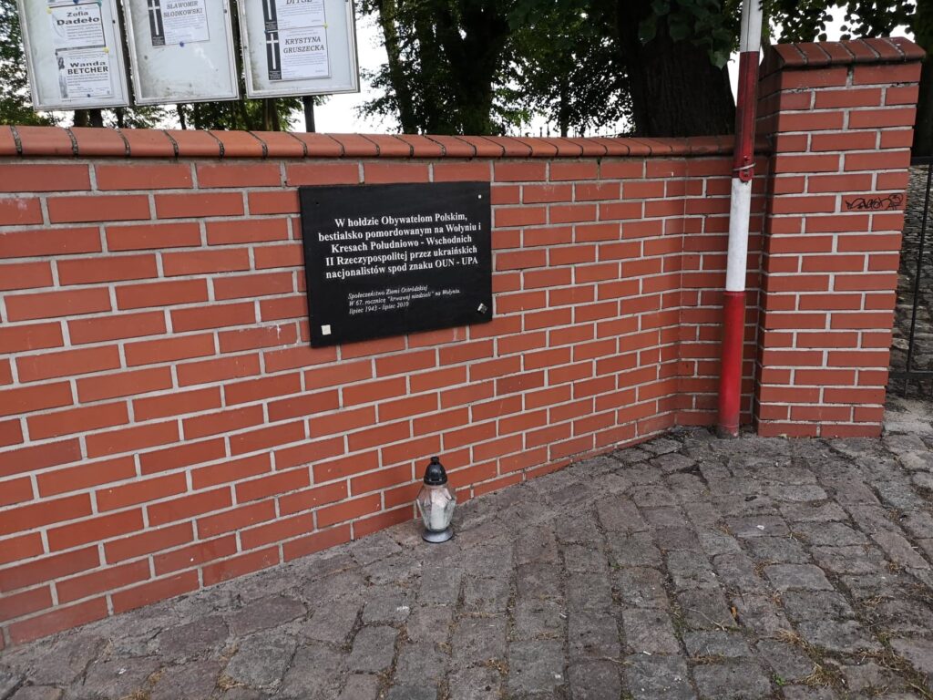 JUTRO ROCZNICA RZEZI WOŁYŃSKIEJ. W OSTRÓDZIE ODNOWIONO TABLICĘ POŚWIĘCONĄ POMORDOWANYM 4 107566484 1134849706900934 6996214848523904385 N