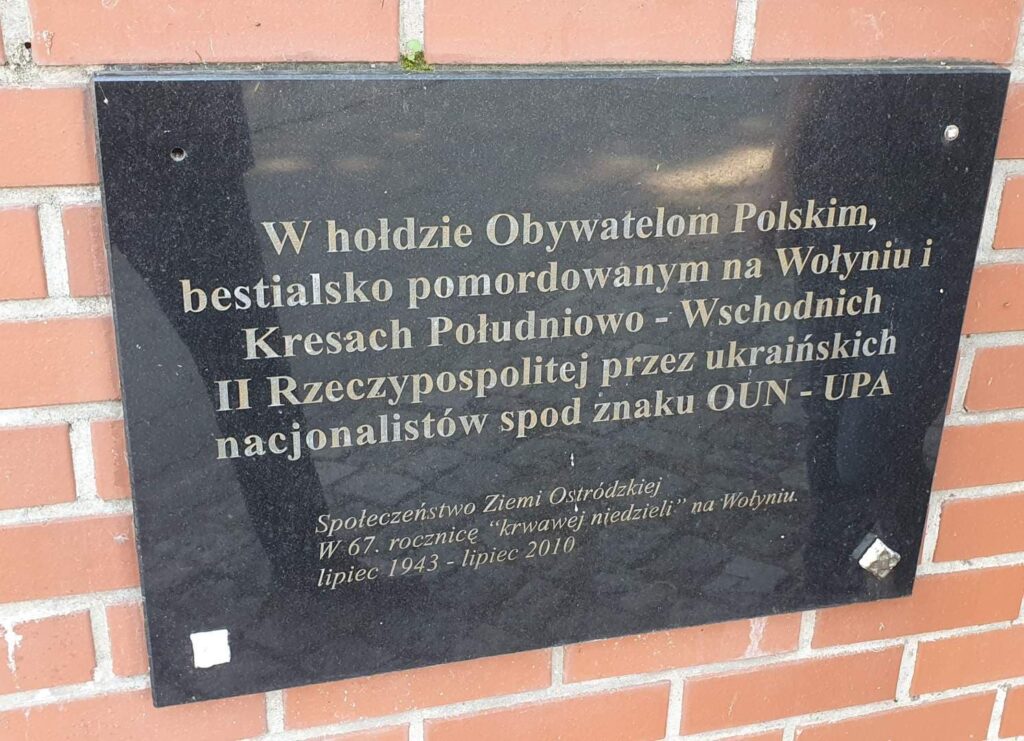 JUTRO ROCZNICA RZEZI WOŁYŃSKIEJ. W OSTRÓDZIE ODNOWIONO TABLICĘ POŚWIĘCONĄ POMORDOWANYM 5 107664099 198214231607621 761581725484375688 N
