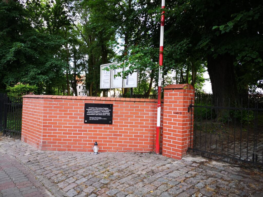 JUTRO ROCZNICA RZEZI WOŁYŃSKIEJ. W OSTRÓDZIE ODNOWIONO TABLICĘ POŚWIĘCONĄ POMORDOWANYM 2 107718546 306039314104059 4966555295601589144 N