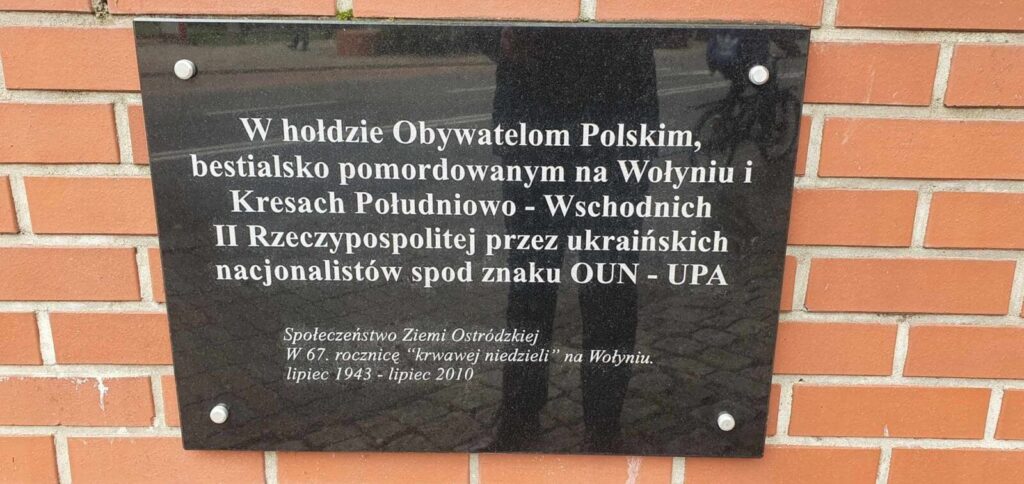 JUTRO ROCZNICA RZEZI WOŁYŃSKIEJ. W OSTRÓDZIE ODNOWIONO TABLICĘ POŚWIĘCONĄ POMORDOWANYM 3 107823085 954836061637415 7007766325767921337 N