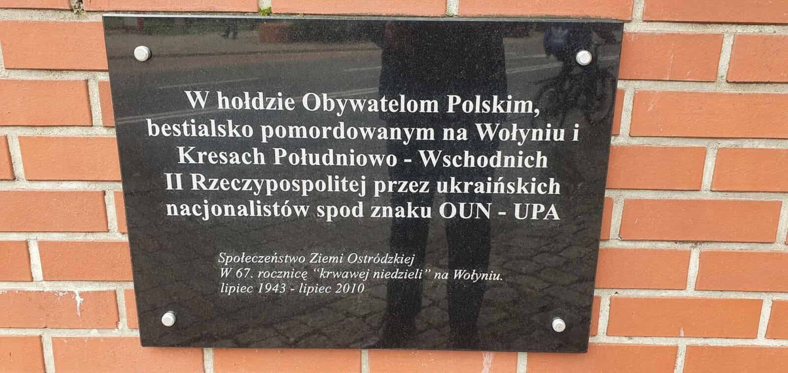 JUTRO ROCZNICA RZEZI WOŁYŃSKIEJ. W OSTRÓDZIE ODNOWIONO TABLICĘ POŚWIĘCONĄ POMORDOWANYM 1 107823085 954836061637415 7007766325767921337 N