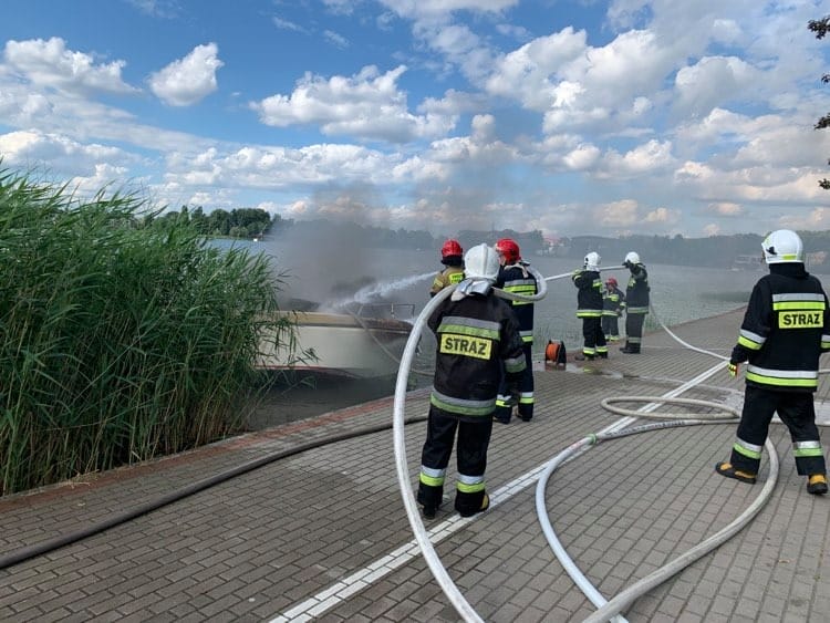DRAMAT NA JEZIORZE DRWĘCKIM - PŁONĘŁY ŁÓDKI, RANNE DZIECI (VIDEO+FOTO) 3 83623207 317842965910393 5666284461315312811 N