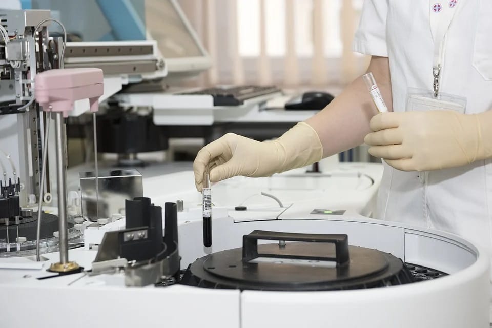 8 LABORATORIÓW W WOJEWÓDZTWIE, JEDNO W OSTRÓDZIE WYKRYWA KORONAWIRUSA 1 Medic 563423 960 720