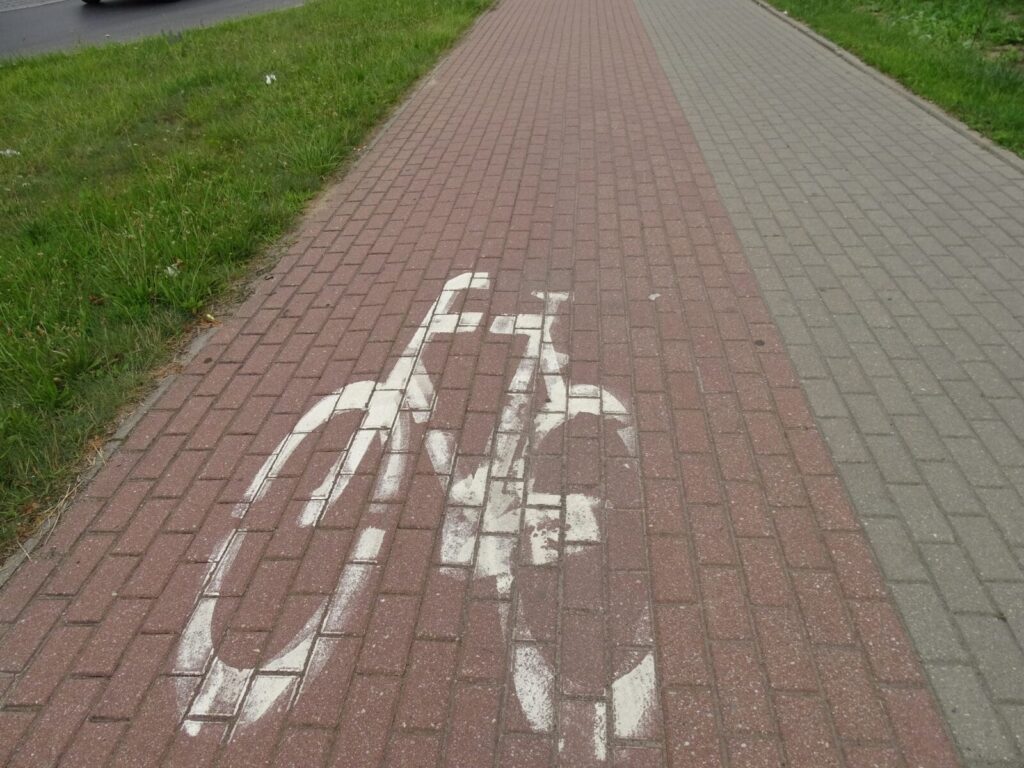 ŚCIEŻKA ROWEROWA DO JEŻDŻENIA, CHODNIK DO CHODZENIA - PROSTE, ALE NIE CAŁKIEM 13 sciezka rowerowa
