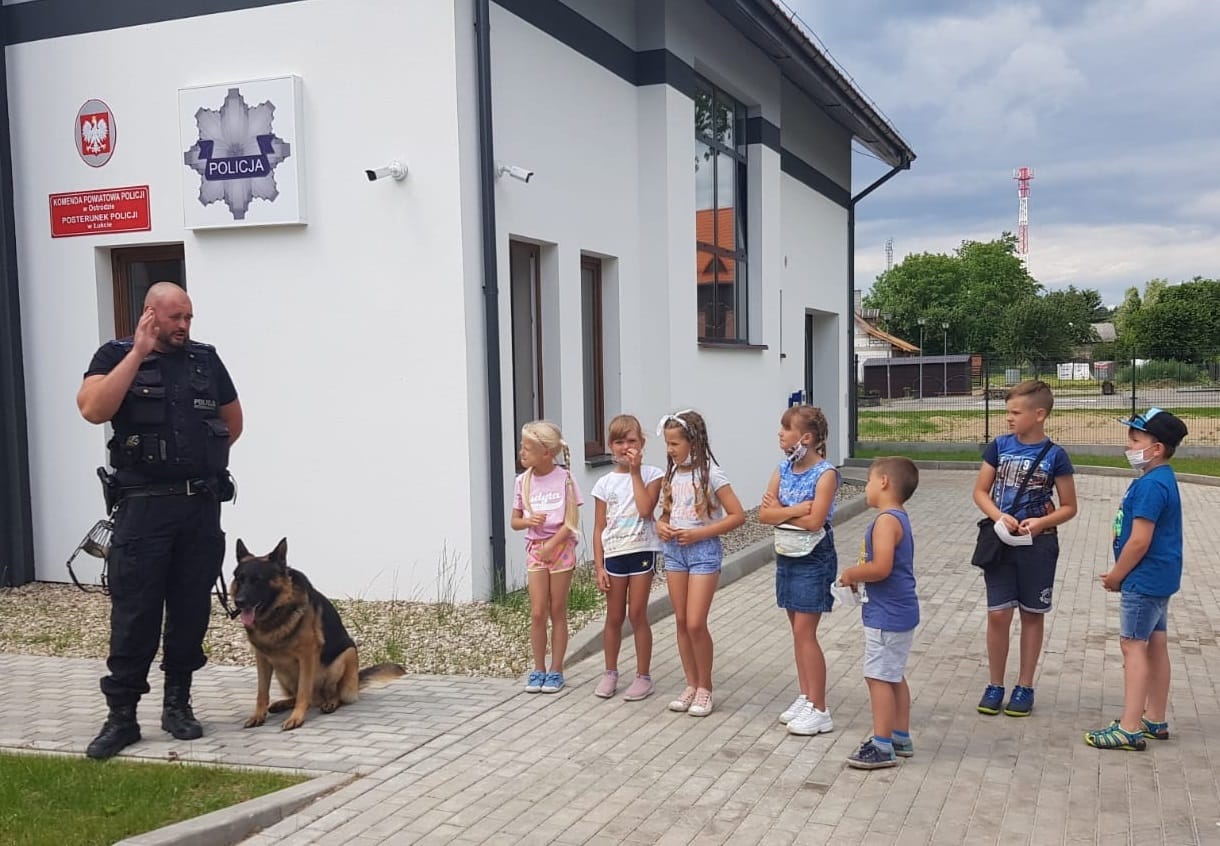 DZIECI ODWIEDZIŁY POLICJANTÓW Z POSTERUNKU W ŁUKCIE 1 100 158544