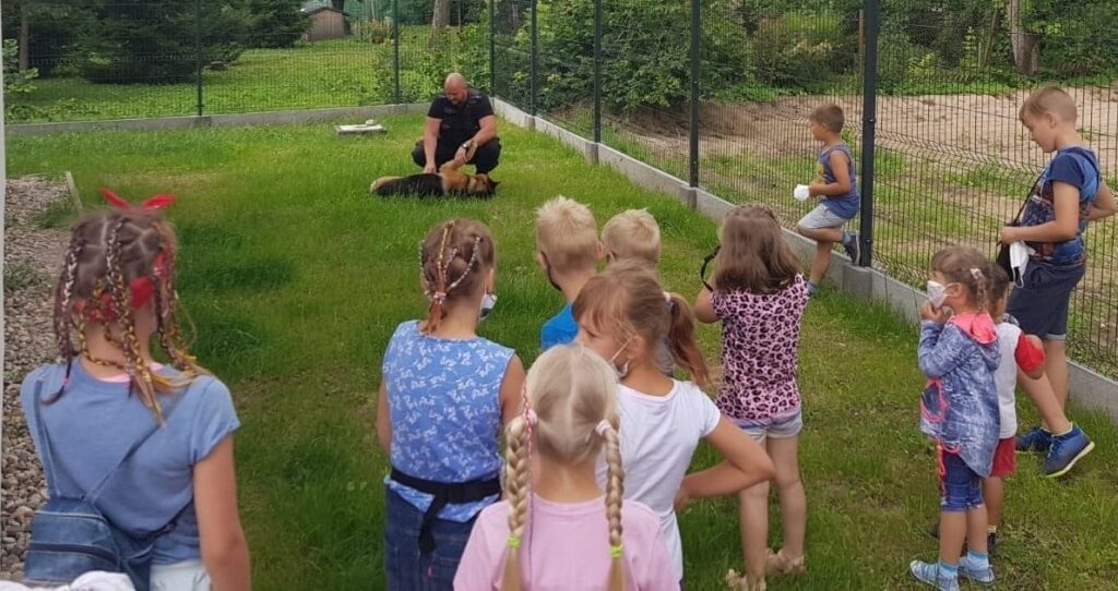DZIECI ODWIEDZIŁY POLICJANTÓW Z POSTERUNKU W ŁUKCIE 6 100 158545 G