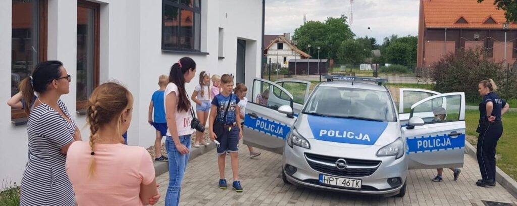 DZIECI ODWIEDZIŁY POLICJANTÓW Z POSTERUNKU W ŁUKCIE 5 100 158548 G
