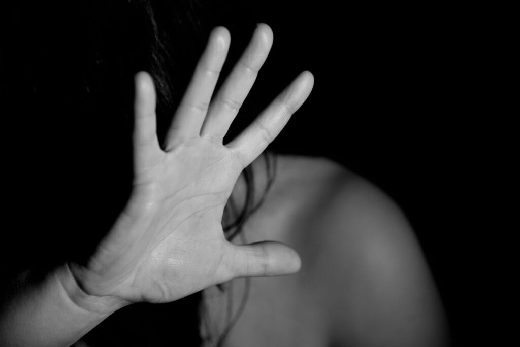 OSTRÓDA: UDERZAŁ, POPYCHAŁ, WYZYWAŁ I PONIŻAŁ ŻONĘ I CÓRKĘ. TERAZ 3 MIESIĄCE SPĘDZI W ARESZCIE 13 100 159394 g
