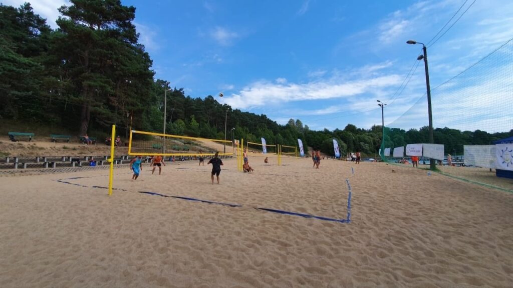 MATEUSZ JAWORSKI I KUBA MICHALAK ZWYCIĘZCAMI IV TURNIEJU SIATKÓWKI PLAŻOWEJ NAD JEZIOREM SAJMINO 2 118119465 2610763505814081 6565139835368463004 O