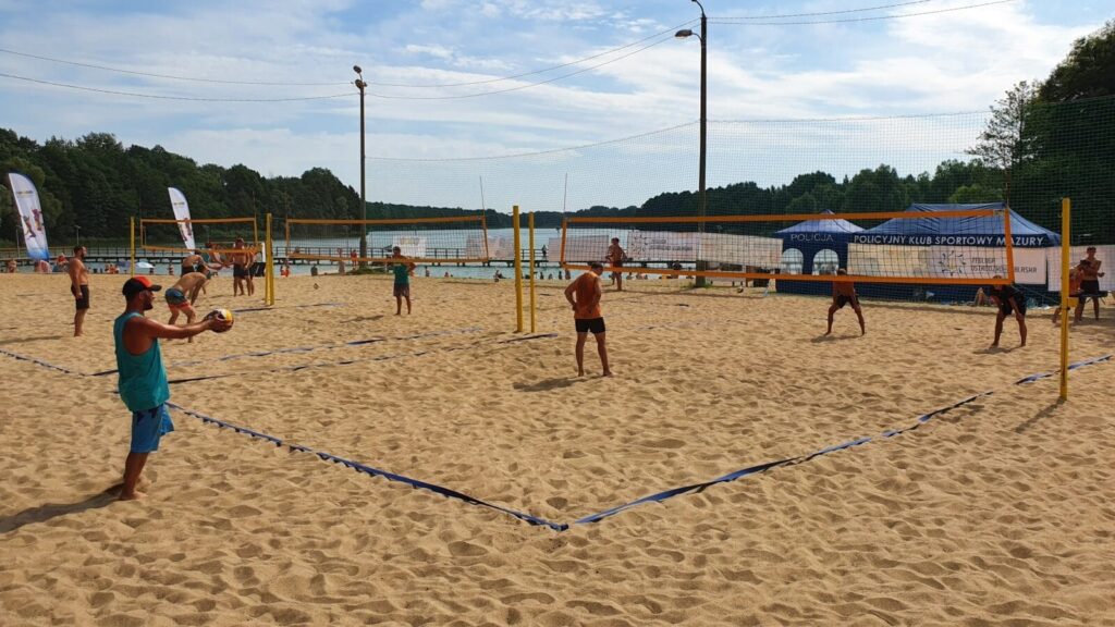 MATEUSZ JAWORSKI I KUBA MICHALAK ZWYCIĘZCAMI IV TURNIEJU SIATKÓWKI PLAŻOWEJ NAD JEZIOREM SAJMINO 3 118205821 2610763469147418 2219207789556999820 O