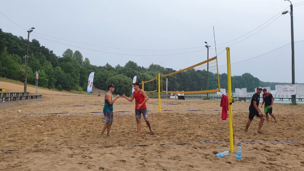 MATEUSZ JAWORSKI I KUBA MICHALAK ZWYCIĘZCAMI IV TURNIEJU SIATKÓWKI PLAŻOWEJ NAD JEZIOREM SAJMINO 10 118210022 2610958032461295 8782254303728846887 O