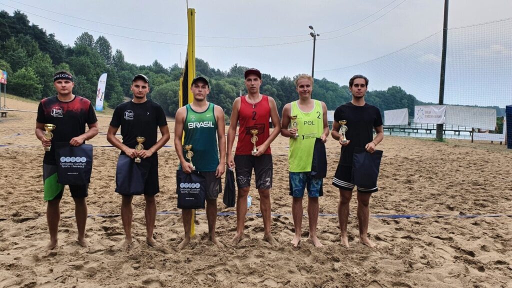 MATEUSZ JAWORSKI I KUBA MICHALAK ZWYCIĘZCAMI IV TURNIEJU SIATKÓWKI PLAŻOWEJ NAD JEZIOREM SAJMINO 11 118218696 2610957945794637 8381110384809941175 O