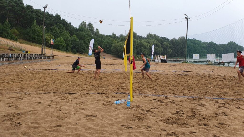 MATEUSZ JAWORSKI I KUBA MICHALAK ZWYCIĘZCAMI IV TURNIEJU SIATKÓWKI PLAŻOWEJ NAD JEZIOREM SAJMINO 6 118235401 2610958309127934 7685123057218697380 O