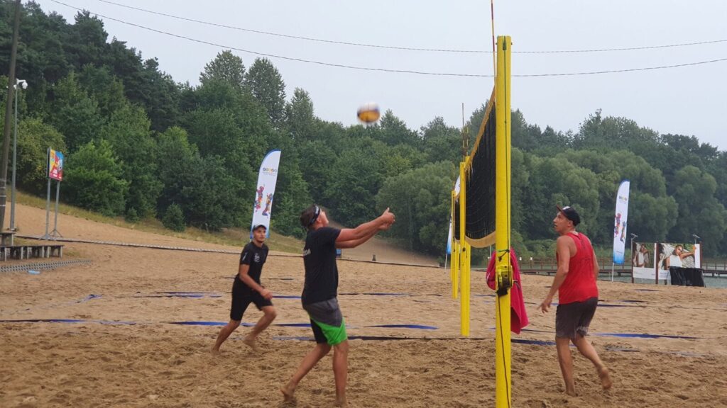 MATEUSZ JAWORSKI I KUBA MICHALAK ZWYCIĘZCAMI IV TURNIEJU SIATKÓWKI PLAŻOWEJ NAD JEZIOREM SAJMINO 7 118242557 2610958255794606 1342978689255407856 O