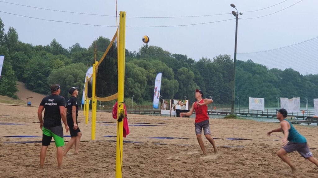 MATEUSZ JAWORSKI I KUBA MICHALAK ZWYCIĘZCAMI IV TURNIEJU SIATKÓWKI PLAŻOWEJ NAD JEZIOREM SAJMINO 8 118339620 2610958192461279 3067929915283258655 O