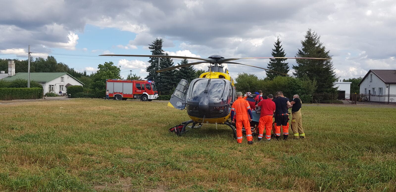 POŻAR TRAWY W SAMBOROWIE - JEDNA OSOBA POWAŻNIE POPARZONA! NA MIEJSCU LPR 2 20200825 151114