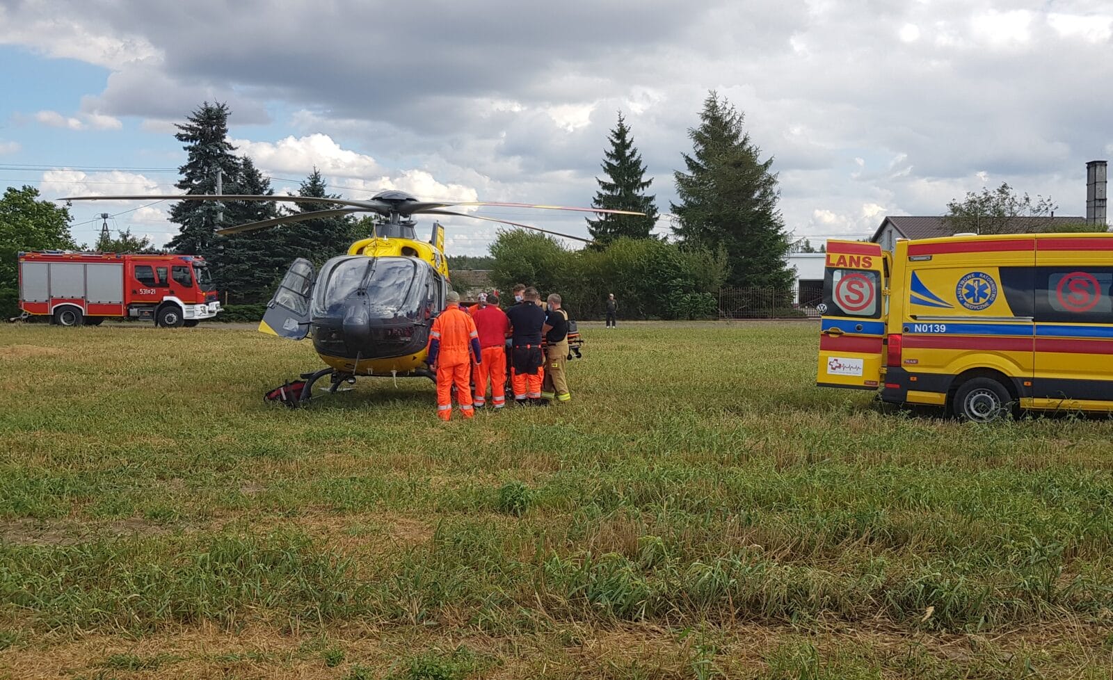 POŻAR TRAWY W SAMBOROWIE - JEDNA OSOBA POWAŻNIE POPARZONA! NA MIEJSCU LPR 1 20200825 151126 1