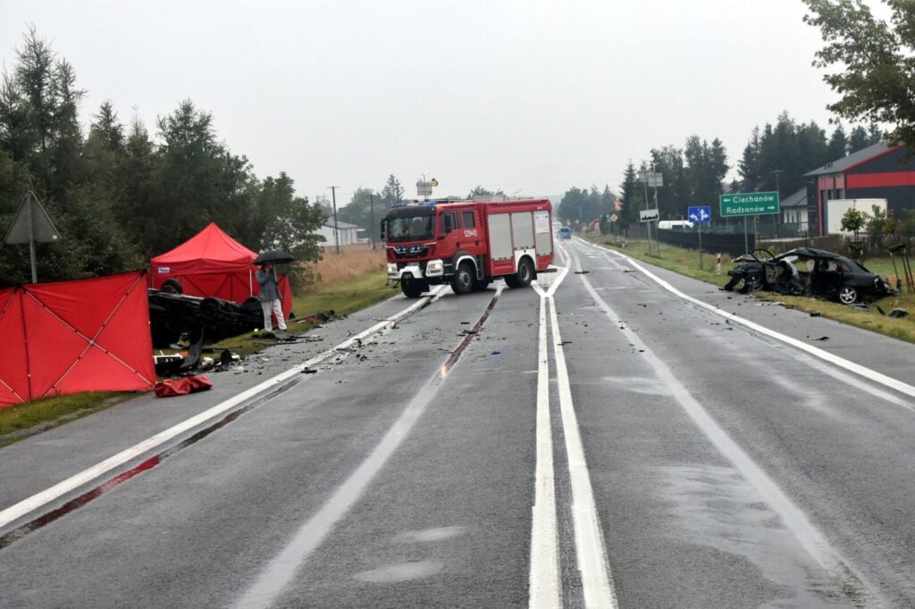 2 OSOBY ZGINĘŁY, 4 ZOSTAŁY RANNE W WYPADKU W STRZEGOWIE. SPRAWCĄ 20-LATEK Z WARMII I MAZUR 13 287 87672