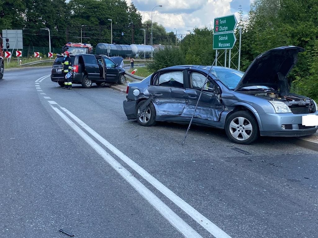 ZDERZENIE SAMOCHODÓW NA UL. 11 LISTOPADA W OSTRÓDZIE - JEDNA OSOBA W SZPITALU 4 Img 20200820 Wa0009