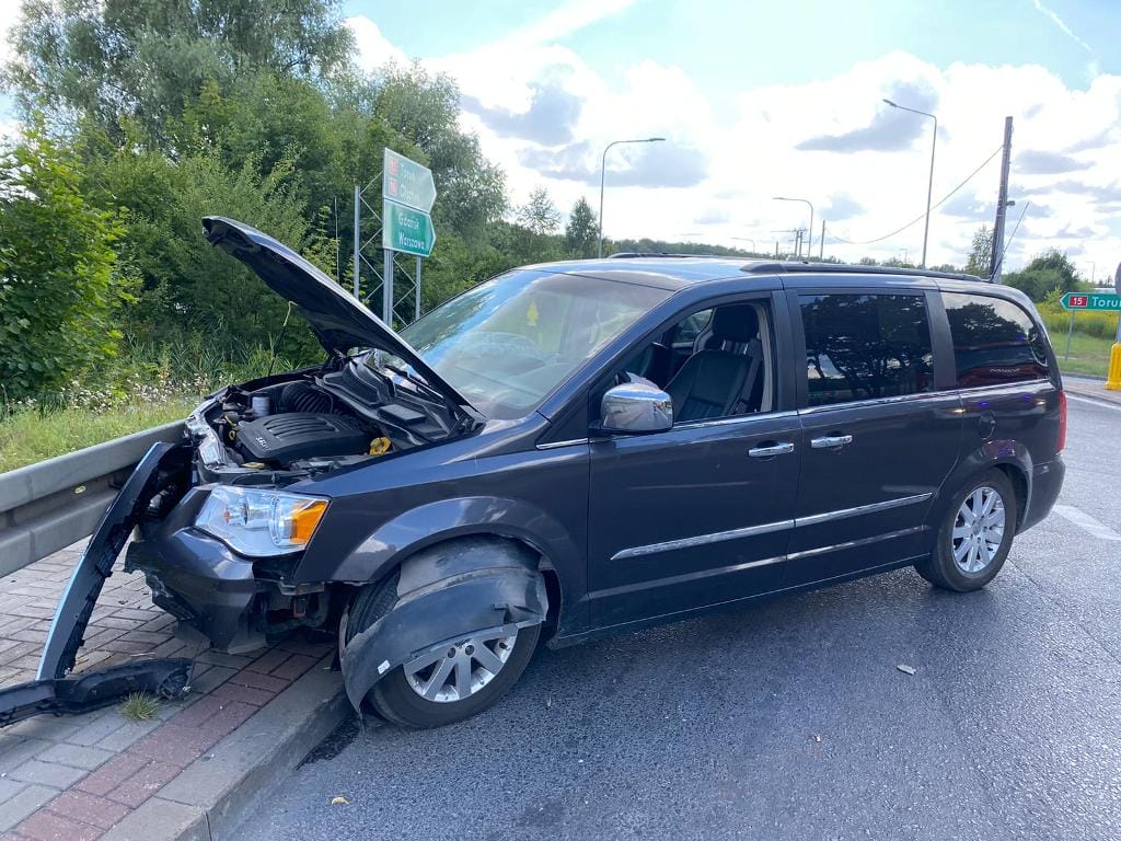 ZDERZENIE SAMOCHODÓW NA UL. 11 LISTOPADA W OSTRÓDZIE - JEDNA OSOBA W SZPITALU 5 Img 20200820 Wa0011