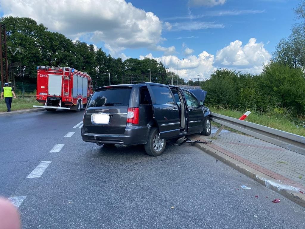 ZDERZENIE SAMOCHODÓW NA UL. 11 LISTOPADA W OSTRÓDZIE - JEDNA OSOBA W SZPITALU 3 Img 20200820 Wa0012