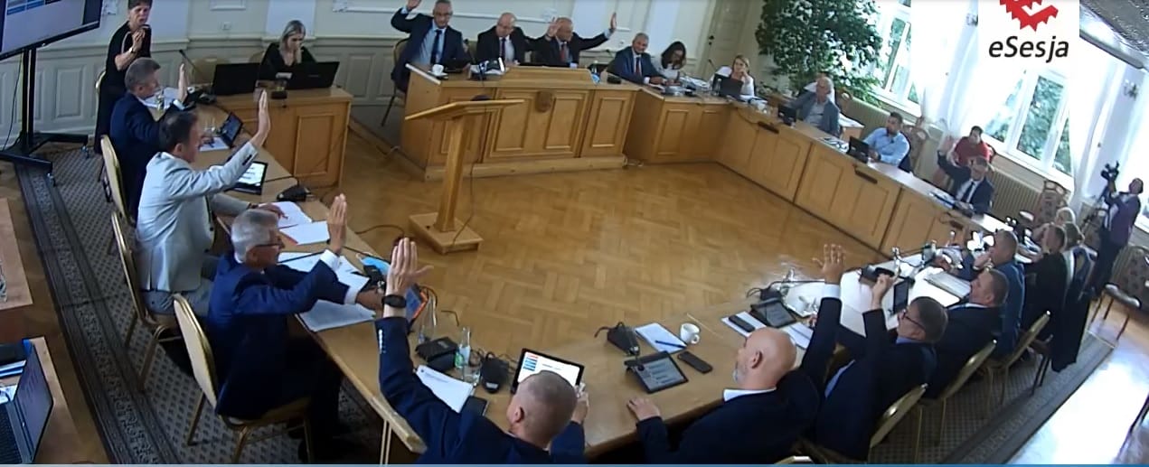 SPRAWOZDANIE Z BUDŻETU ZA 2019 ROK PRZYJĘTE, NIE PODJĘTO UCHWAŁY O ABSOLUTORIUM DLA BURMISTRZA 1 Sesja 25 085