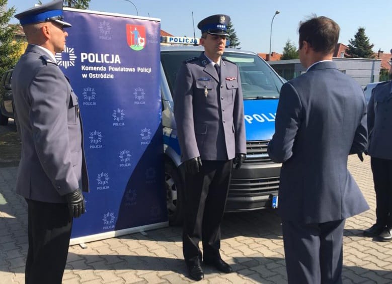 MEDALE DLA OSTRÓDZKICH FUNKCJONARIUSZY Z OKAZJI 30-LECIA NSZZ POLICJANTÓW 4 100 162051 G