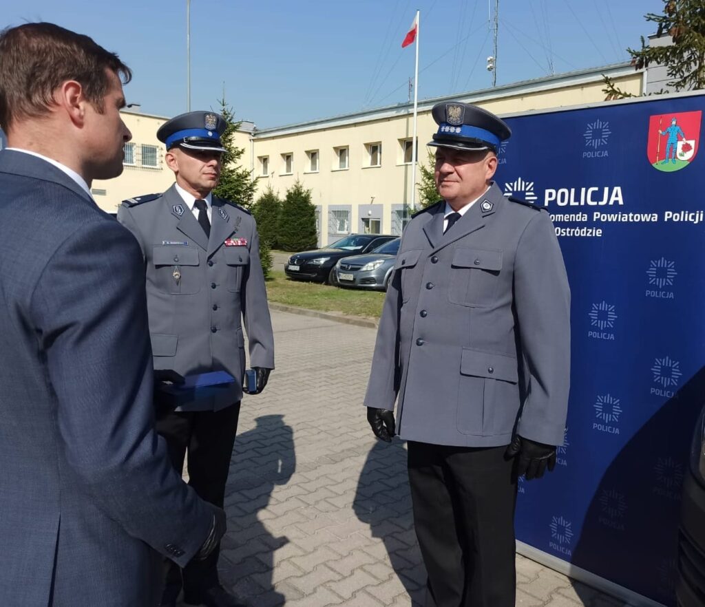 MEDALE DLA OSTRÓDZKICH FUNKCJONARIUSZY Z OKAZJI 30-LECIA NSZZ POLICJANTÓW 2 100 162057 G