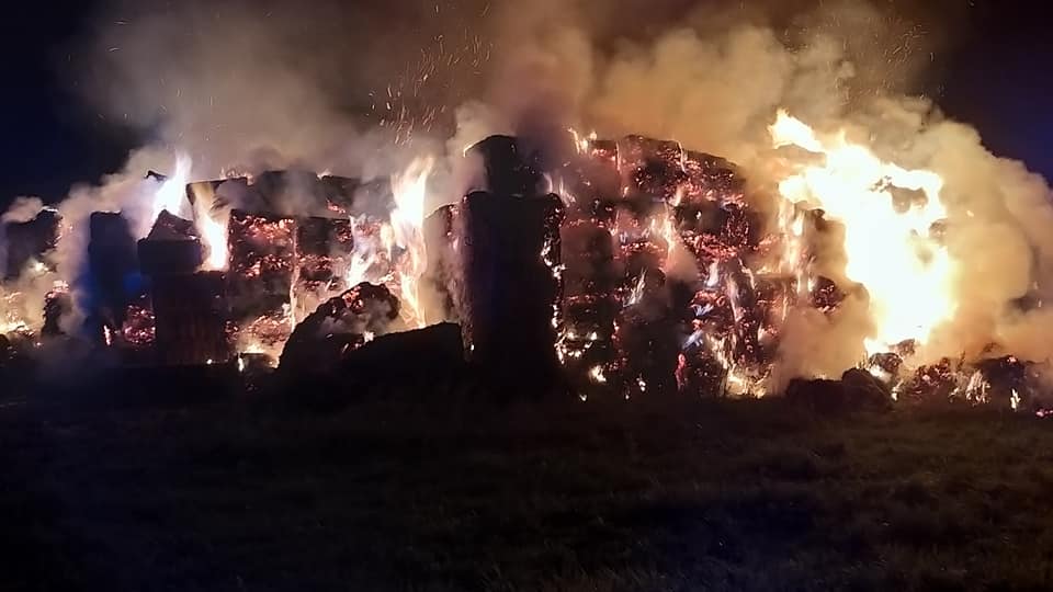POTĘŻNY NOCNY POŻAR BALOTÓW SŁOMY W BAŁCYNACH (GMINA OSTRÓDA) - AKCJA WCIĄŻ TRWA 1 119011195 2354712191502268 5666274211456616986 N