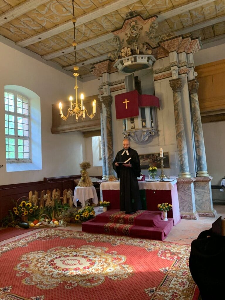 PSY W KOŚCIELE W ŁĘGUTACH - NIEZWYKŁA AKCJA KSIĘDZA WOJCIECHA PŁOSZKA 17 119238595 1710942065734348 8100489223163961312 O