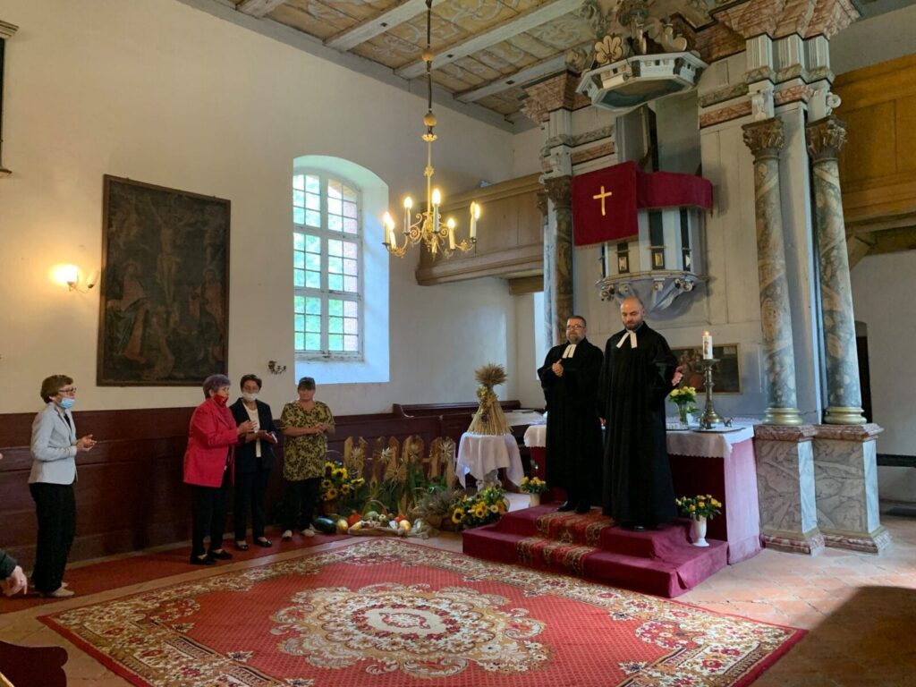 PSY W KOŚCIELE W ŁĘGUTACH - NIEZWYKŁA AKCJA KSIĘDZA WOJCIECHA PŁOSZKA 10 119469180 1710944099067478 1418205068104629309 O