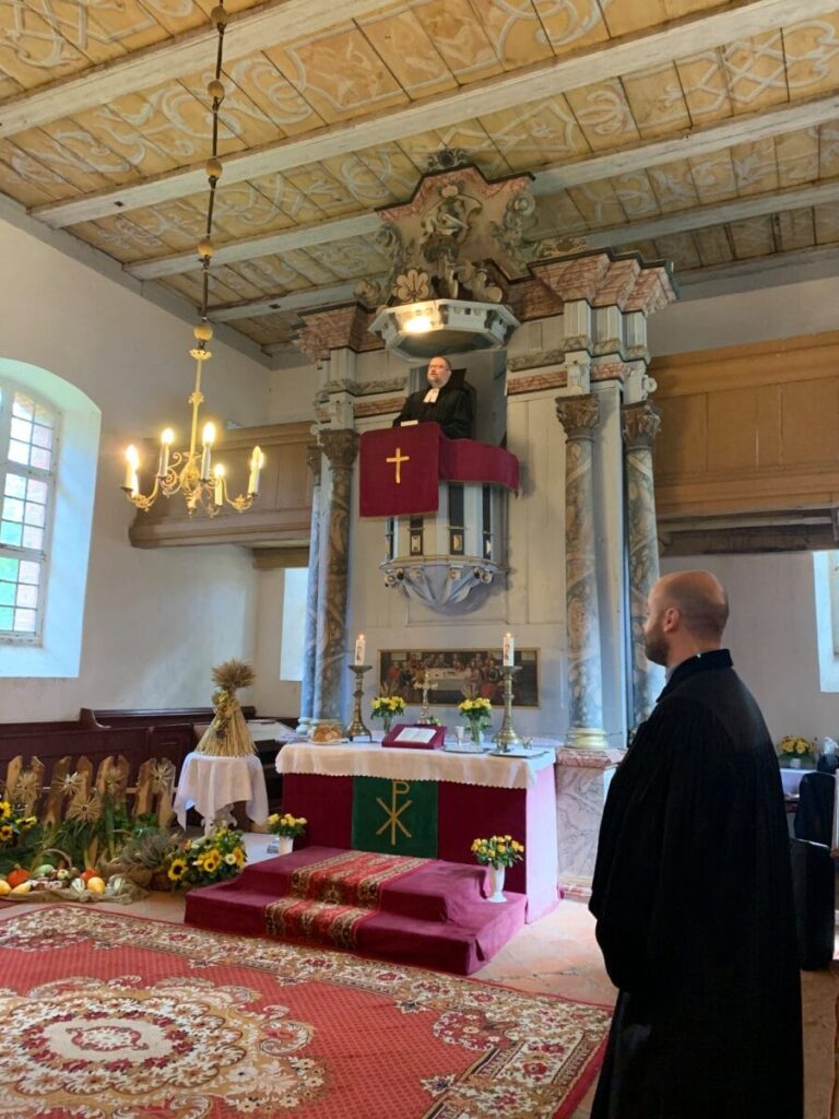 PSY W KOŚCIELE W ŁĘGUTACH - NIEZWYKŁA AKCJA KSIĘDZA WOJCIECHA PŁOSZKA 16 119484775 1710942949067593 4302982574760710540 O