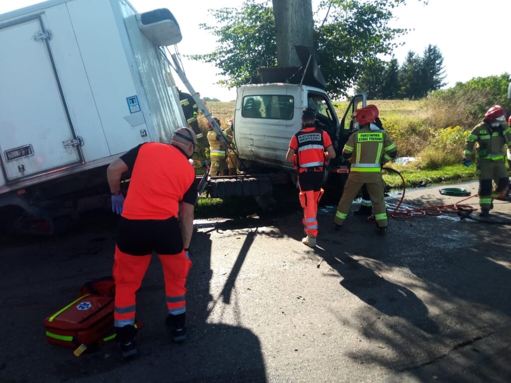 DOSTAWCZAK UDERZYŁ W DRZEWO W LUBAJNACH - LPR ZABRAŁ KIEROWCĘ DO SZPITALA 5 119503223 786840138784722 6526469051913345953 N