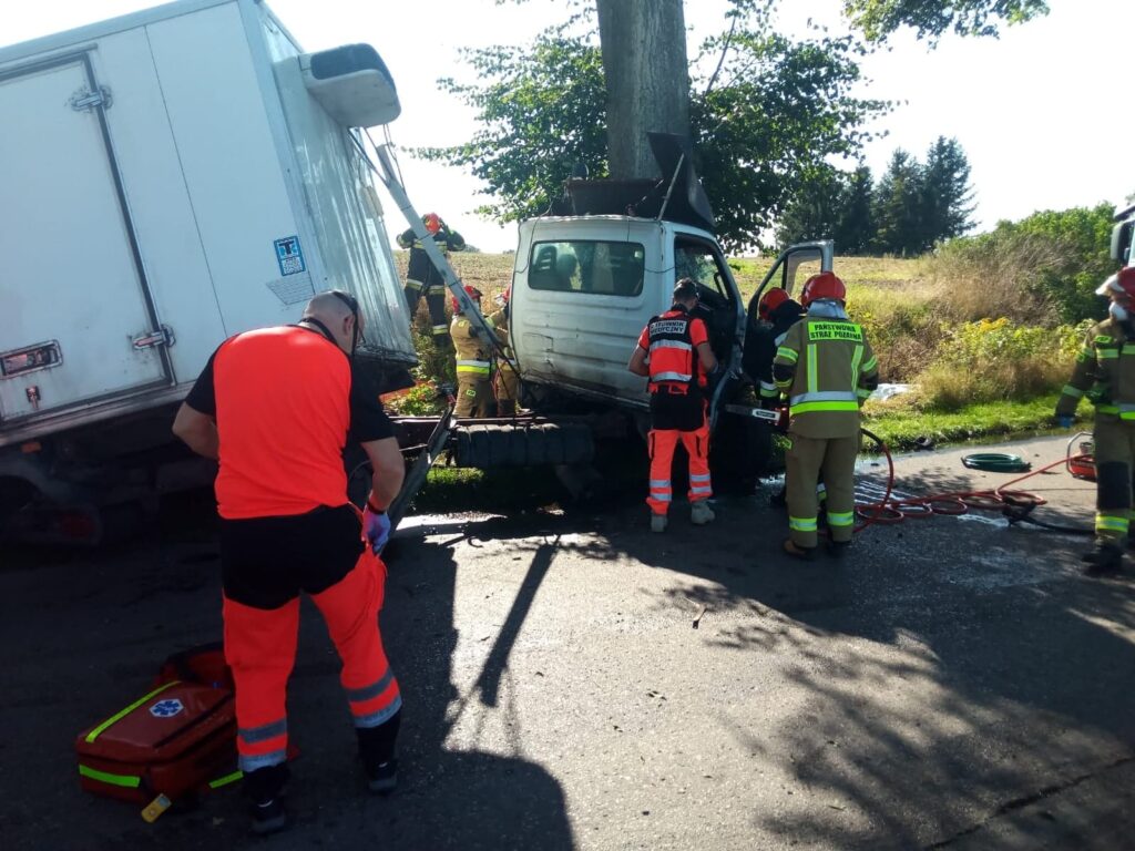 DOSTAWCZAK UDERZYŁ W DRZEWO W LUBAJNACH - LPR ZABRAŁ KIEROWCĘ DO SZPITALA 3 119522700 316729179428193 1486302083183328189 N