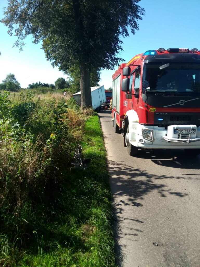 DOSTAWCZAK UDERZYŁ W DRZEWO W LUBAJNACH - LPR ZABRAŁ KIEROWCĘ DO SZPITALA 6 119553326 364466061253768 4997176489163737316 N