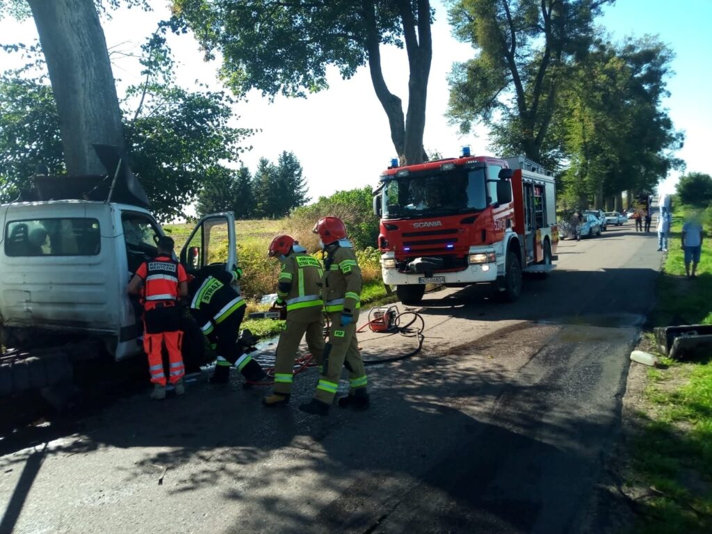 DOSTAWCZAK UDERZYŁ W DRZEWO W LUBAJNACH - LPR ZABRAŁ KIEROWCĘ DO SZPITALA 2 119613882 1225217361178533 7699358861295430739 N