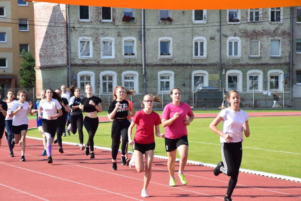 XXX OSTRÓDZKIE BIEGI ULICZNE - BIEGI PRZEDSZKOLAKÓW I UCZNIÓW SZKÓŁ - WYNIKI 60 120143967 2639307922959639 4527325202437129039 O