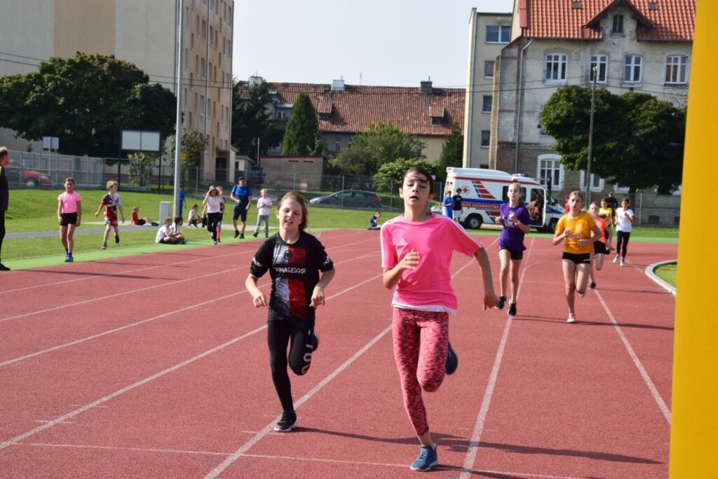 XXX OSTRÓDZKIE BIEGI ULICZNE - BIEGI PRZEDSZKOLAKÓW I UCZNIÓW SZKÓŁ - WYNIKI 54 120154899 2639306852959746 6042958388728884152 O