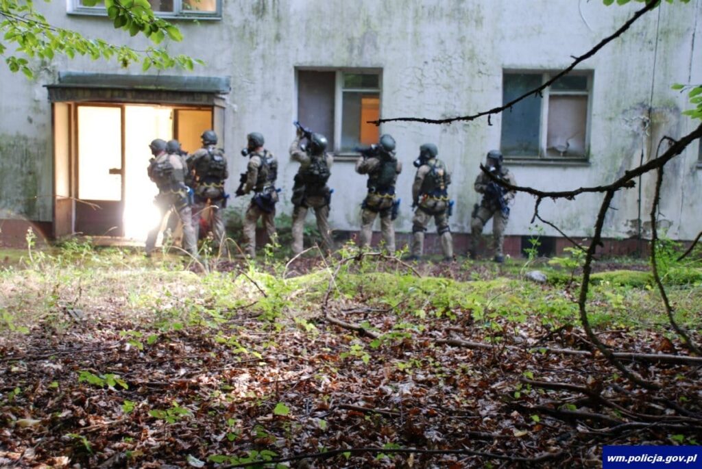 POLICYJNI KONTRTERRORYŚCI Z KRAJU DOSKONALILI SWOJE UMIEJĘTNOŚCI M.IN. W OSTRÓDZIE (VIDEO) 11 32 160468
