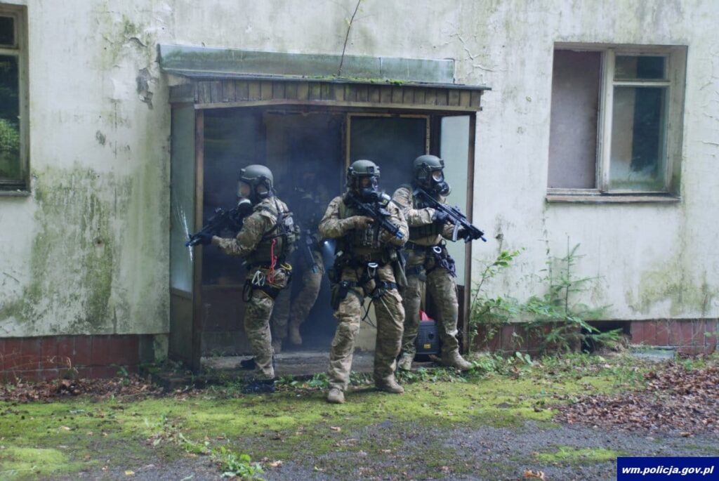 POLICYJNI KONTRTERRORYŚCI Z KRAJU DOSKONALILI SWOJE UMIEJĘTNOŚCI M.IN. W OSTRÓDZIE (VIDEO) 9 32 160469
