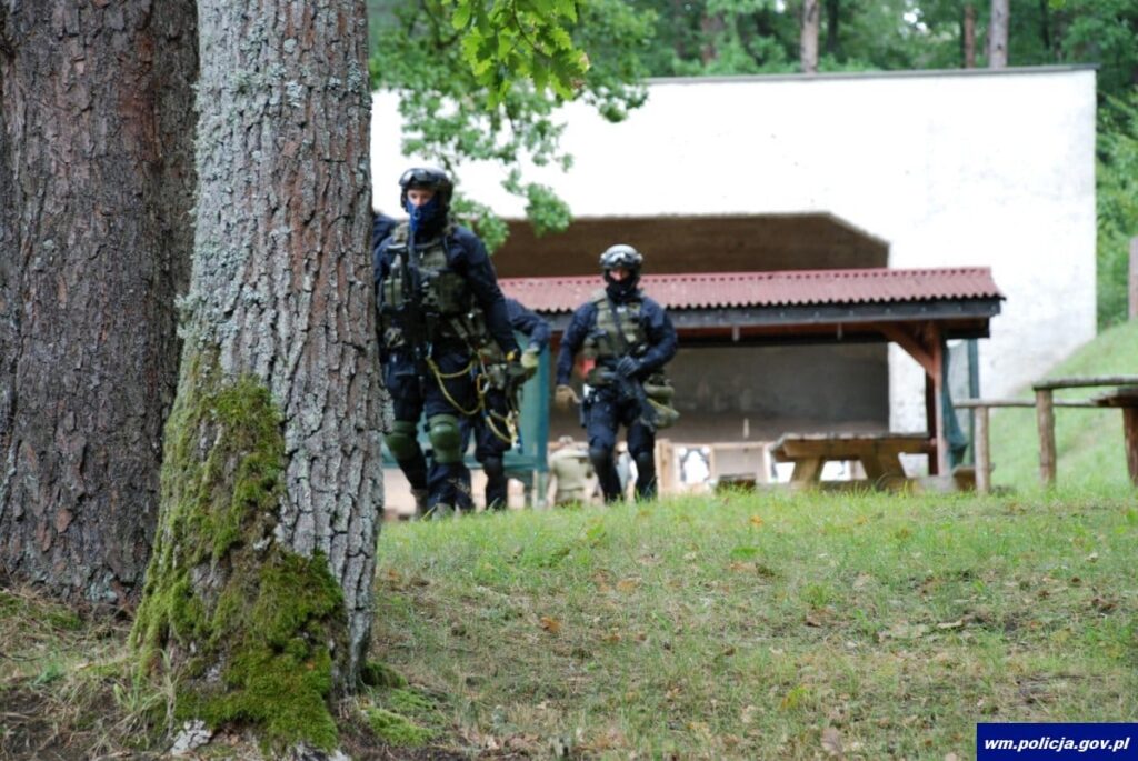 POLICYJNI KONTRTERRORYŚCI Z KRAJU DOSKONALILI SWOJE UMIEJĘTNOŚCI M.IN. W OSTRÓDZIE (VIDEO) 4 32 160473